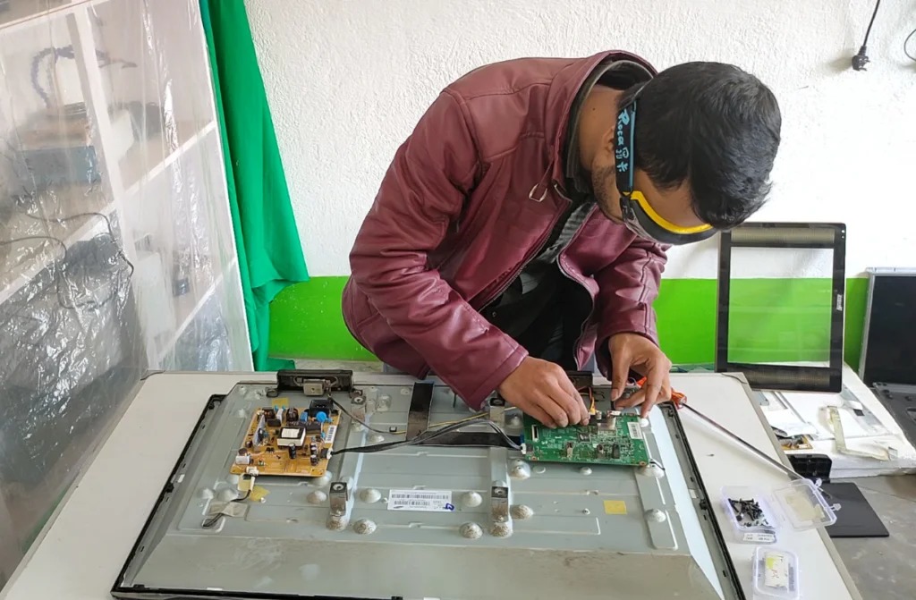 lcd led tv repairing 1024x671 11zon
